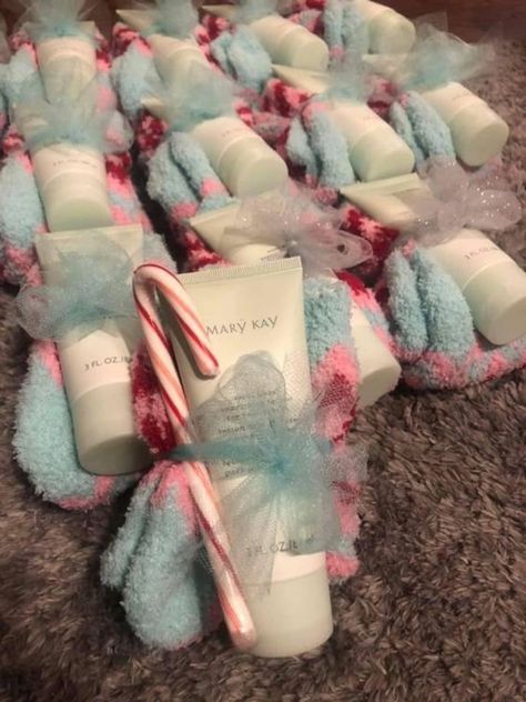 Cozy Socks Gift Ideas, Secret Santa Gift Ideas For Friends, Cheap Christmas Gifts For Friends, Easy Christmas Gift Ideas, Mary Kay Gift Sets, New Years Gifts, Quick Christmas Gifts, Mary Kay Christmas, Mary Kay Holiday