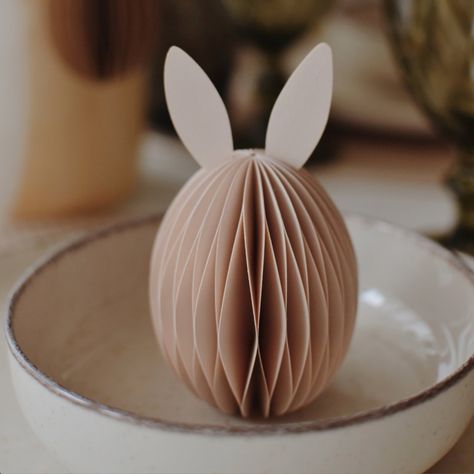 A Good Friday to all. Some beautiful Easter Decor ideas for you to try. Mixing classic combos with some that are a little left of centre. Images via Pinterest. #entertaininginstyle #entertainingideas #entertaining #easter2024 #notjustforkids #easter #Easter2024 #eastereggs #vasestyling #tableware #scandinavianhome #vases #easterdecor #easterdecoration Paper Eggs Diy, Easter Egg Diy Crafts, Paper Eggs For Easter, Cute Easter Decor, Handmade Easter Decorations, Easter Decor Ideas For The Home, Handmade Easter Gifts, Minimalist Easter Decor, Easter Paper Decorations