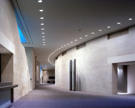 Wallwashing at British Museum, London. Architecture: Foster & Partners. Lighting design: Claude Engle, Chevy Chase, Maryland. Photo: Dennis Gilbert / View. Image © ERCO, www.erco.com Wall Of Light, Wall Wash Lighting, Architecture Today, Museum Lighting, Construction Cleaning, Janitorial Services, Gallery Lighting, Residential Cleaning, Washing Windows