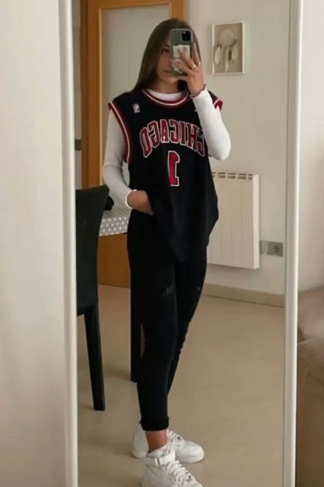 Think it’s impossible to style a basketball jersey in a way that actually looks stylish? There are so many different ways you can wear your jersey and endless outfit ideas for cute looks you can wear to a game. I’ve compiled the best fashion inspo for anyone wondering what to wear to a basketball game right here in this post. You’ll find a ton of insta worthy outfit ideas to fit a wide range of styles, so you’re sure to find the perfect look for you on this list. Tap or click to keep reading! Sporty Outfit Ideas, Basketball Game Outfit Women, Basketball Jersey Outfit, Sporty Casual Outfits, Basketball Game Outfit, Looks Adidas, Modele Fitness, Nba Outfit, Basketball Clothes