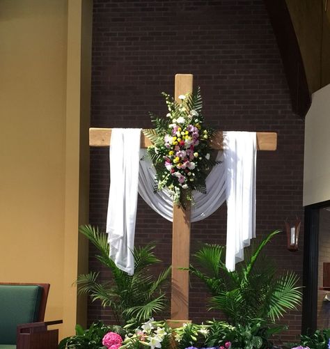 Church Easter Decorations Sanctuary, Easter Sunday Church Decorations, Easter Altar Decorations, Easter Church Flowers, Advent Church Decorations, Lent Decorations For Church, Easter Wreath Cross, Palm Sunday Decorations, Easter Church Decorations