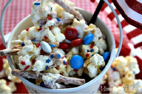 Delicious and colorful political popcorn - Patriotic Election Day Treats - ParentMap Patriotic Popcorn, Easy Treats To Make, Popcorn Mix, Vegan Steak, Crunch Recipe, Patriotic Desserts, Blue Desserts, Themed Food, July Ideas