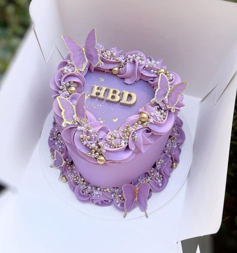 Purple Heart Shaped Cake, Purple Birthday Cake Aesthetic, Purple And Gold Birthday Cake, Aquarius Cake Birthdays, Purple Cake Aesthetic, Purple Cake Birthday, Minimalist Cake Ideas, Purple Heart Cake, Purple And Gold Cake