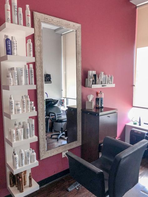 Salon Setting Ideas, Braids Salon Decor, Braiding Salon Decorating Ideas, Hairstylist Room Ideas At Home, Hairsalon Small Home Salon, Braiding Salon Ideas, Mini Salon Ideas Small Spaces, At Home Salon Ideas Small Spaces, Salon Mirror Ideas