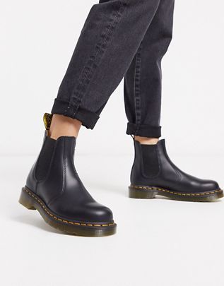 Blundstone Fashion, Dr Martens Chelsea Boots Outfit, Doc Marten Chelsea Boot, Dr Martens Shoes Women, Chelsea Boot Outfits Women, Doc Martens Oxfords, Doc Marten Chelsea, Dr Martens Chelsea Boots, Rihanna Shoes