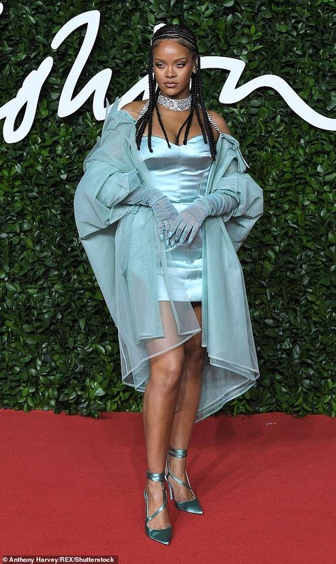 Rihanna makes history by wearing a durag on British Vogue cover | Daily Mail Online Rihanna Awards, Rihanna Pictures, Rihanna Baby, Clara Lionel Foundation, Rihanna Outfits, Rihanna Looks, Living In London, British Fashion Awards, Monochromatic Outfit