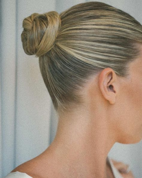 TREND | SLICK BUN BRIDAL STYLE As seen on Tash Oakley, the slick bun is the epitome of style 🤍 Bridal Updo High Bun With Veil, Bridal Slick Back Bun, Wedding Slick Back Bun, High Bridal Bun, Elegant High Bun, Classic Lace Wedding Dress, Slick Bun, Long Lace Veil, Bridal Hair Up