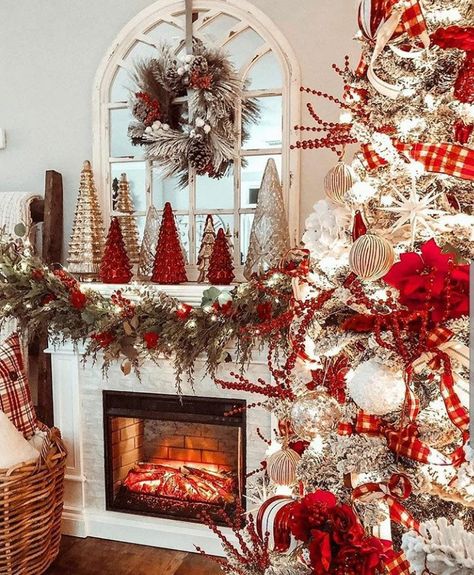 Gold Christmas Mantle, Widget Christmas, Christmas Mantles, American Cottage, Thanksgiving Week, Christmas Tree Decorating Themes, Dining Setting, Traditional Christmas Decorations, Christmas Mantel