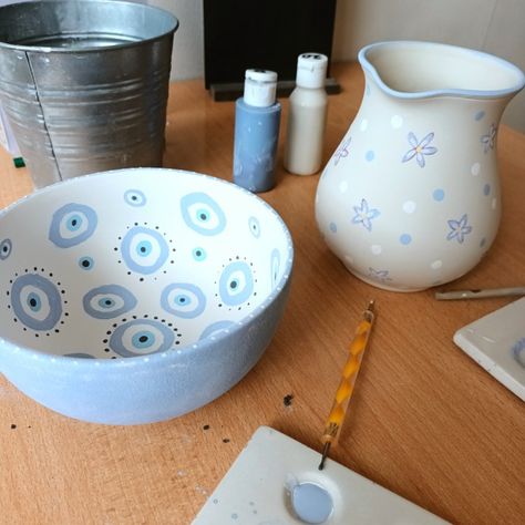 Swirl Pottery Painting, Evil Eye Ceramic Bowl, Pottery Painting Ideas Evil Eye, Pottery Painted Vase, Ceramics Vase Design, Paint Pottery Bowl Ideas, Evil Eye Bowl, Pottery Painting Simple Ideas, Jug Pottery Painting Ideas