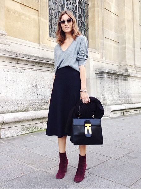 Pair a grey v-neck jumper with a black midi skirt and you'll look like a total babe. Purple suede ankle boots will instantly smarten up even the laziest of looks.  Shop this look for $73:  http://lookastic.com/women/looks/purple-ankle-boots-black-satchel-bag-black-midi-skirt-grey-v-neck-sweater/4912  — Purple Suede Ankle Boots  — Black Leather Satchel Bag  — Black Midi Skirt  — Grey V-neck Sweater Edgy Work Outfits, Vinter Mode Outfits, Winter Mode Outfits, How To Wear Ankle Boots, Summer Work Outfits, Cooler Look, Looks Street Style, Outfit Trends, Long Sweater