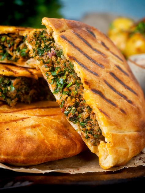 Outside Cooking, Stuffed Pita, Pita Bread Sandwich, Arabisk Mad, Minced Lamb, Bread Sandwich, Dinner Sandwiches, Mince Recipes, Eastern Cuisine