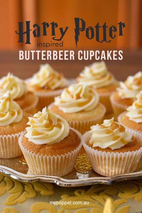 Hogwarts Recipes, Butterbeer Cake Recipe, Butterbeer Cake, Butterbeer Fudge, Butterbeer Cupcakes, Hot Butterbeer, Harry Potter Desserts, Harry Potter Snacks, Appetizer Display