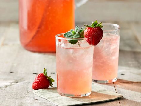 This big-batch herbal tea is just the thing you want to have on hand during the hot summer months. Strawberry Drink Recipes, Herbs Recipes, Refreshing Mocktail, Frozen Strawberry Lemonade, Strawberry Gluten Free, Alcoholic Punch Recipes, Recipes Sides, Non Alcoholic Punch, Alcoholic Punch