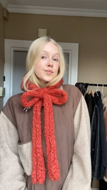 Simone🫶🏻 on Instagram: "The #balabonnet with modified bow! 🎀   Oppskift i bio/ pattern in bio🍒❣️  How to do it yourself:   - Knit the long version of the pattern🙌🏼  - follow the pattern as instructed, but Instead of making i-cord bows: pick up 10 stitches so it matches with the ribbing in the neck 🖍️  - Knit stockinette desired scarf length ❣️ repeat on other side!   i used half a skein (25g) extra of tjukk mohair from @raumagarn to do the modification! and knitted it in double thread❣️  - - - - - -  #knitting #strikkedilla #knittersofinstagram #strikking #strikk #knit #knittingaddict #raumagarn #knitstagram #norway #knittinglove #strikkeglede #yarn #instaknit #strikke #wool #egostrikk #strikkegenser #nevernotknitting #handmade #garn #knitting_inspiration #knitwear #knitted #strikke Mini Scarf Knit Pattern, Knit Scarf Patterns Free Beginner, Knit Bandana Pattern, Knitting Scarf Patterns Free, Knitting Loom Projects, Loom Knitting For Beginners, Easy Scarf Knitting Patterns, Scarf Knitting Pattern, Chunky Knit Scarf