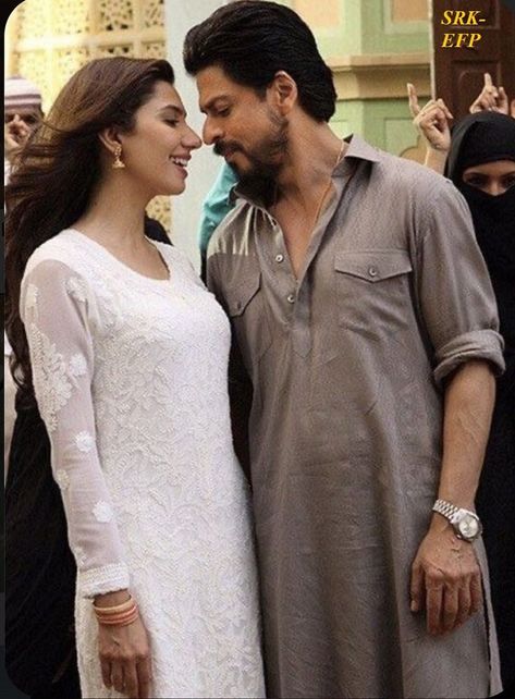 Raees (2017) : Shahrukh Khan and/et Mahira Khan. https://www.facebook.com/ShahrukhKhanEuropeenFanPage Raees Srk, Raees Movie, Shahrukh Khan Raees, Maira Khan, Mahira Khan Dresses, Shahrukh Khan And Kajol, My Name Is Khan, Shah Rukh Khan Movies, Salman Khan Photo