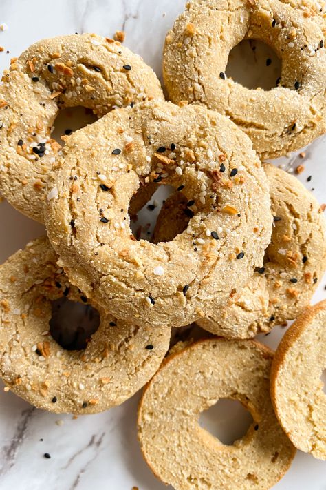 Healthy Gluten Free Greek Yogurt Bagels: - Easy Recipe - 7 Ingredients! #healthybagels #greekyogurtbagel #glutenfreebagel Healthy Bagel Recipe, Greek Yogurt Bagels, Yogurt Bagels, Healthy Bagel, Greek Yogurt Eggs, Clean Eating Chicken Recipes, Gluten Free Bagels, Baking With Coconut Flour, Homemade Bagels