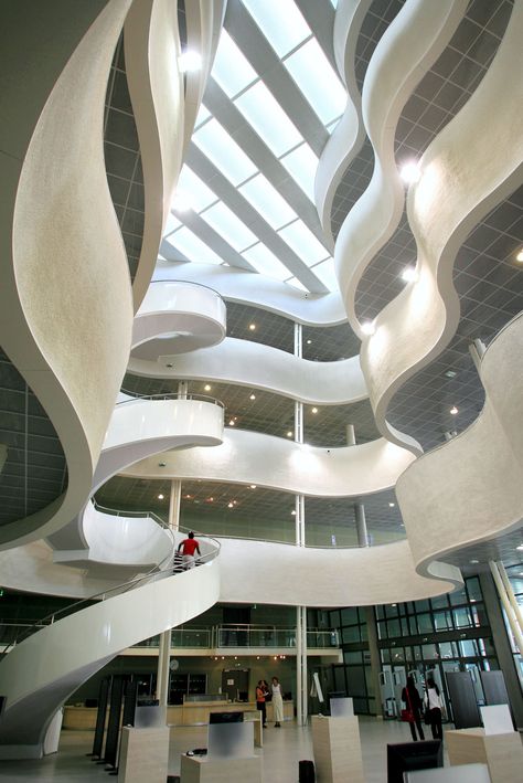 Escalier de la bibliothèque universitaire. images du havre / havre-developpement.com Oscar Niemeyer Architecture, Le Havre France, Archi Design, Inside Outside, Le Havre, Cloud Gate, Interior Inspiration, Interior Designers, Sydney Opera House