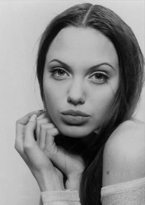 90s Eyebrows, Angelina Jolie Young, Angelina Jolie 90s, 90s Grunge Hair, Angelina Jolie Photos, Jolie Pitt, Beauty Icons, Grunge Hair, Angelina Jolie