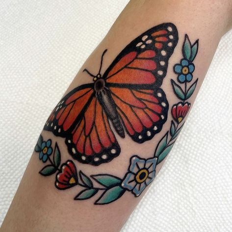 Monarch Tattoo, Traditional Butterfly Tattoo, Monarch Butterfly Tattoo, Butterfly Wrist Tattoo, Traditional Tattoo Inspiration, Traditional Tattoo Flowers, Mexican Art Tattoos, Native Tattoos, Insect Tattoo