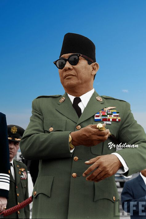 Ir. Soekarno atau yang biasa dipanggil Bung Karno lahir di Surabaya, 6 Juni 1901 dari pasangan Raden Soekemi Sosrodihardjo dengan Ida Ayu Nyoman Rai. Ir Soekarno Aesthetic, Bung Karno Art, Bung Karno, Historical Moments, Soft Wallpaper, Modern History, Quotes By Famous People, Great Leaders, Ribbon Design