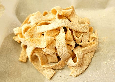 I am sharing my Fresh Milled Kamut Flour Pasta Noodles Recipe! This is easy pasta, by hand. So, no mixer required. Why use Khorasan Wheat? Handmade Noodle Recipe, Kamut Recipes, Kamut Pasta, Pasta By Hand, Homemade Pasta Noodles, Wheat Berry Recipes, Gf Bread Recipe, Kamut Flour, Pasta Noodle Recipe