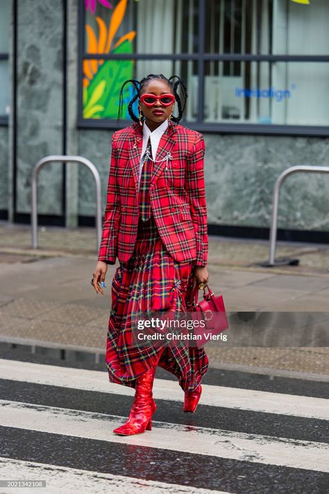 Preppy Plaid Skirt Outfit, Red Tartan Skirt Outfit, Plaid Trench Coat Outfit, Eclectic Outfit Ideas, Red Plaid Skirt Outfit, Tartan Skirt Outfit, Eclectic Outfit, Red Tartan Skirt, Styling Dresses