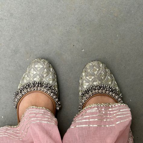 Punjabi Jutti Aesthetic, Jutti Aesthetic, Silver Jutti, Juttis For Women, Traditional Sandals, Indian Sandals, Desi Fits, Kurta Pajama Men, Cute Converse