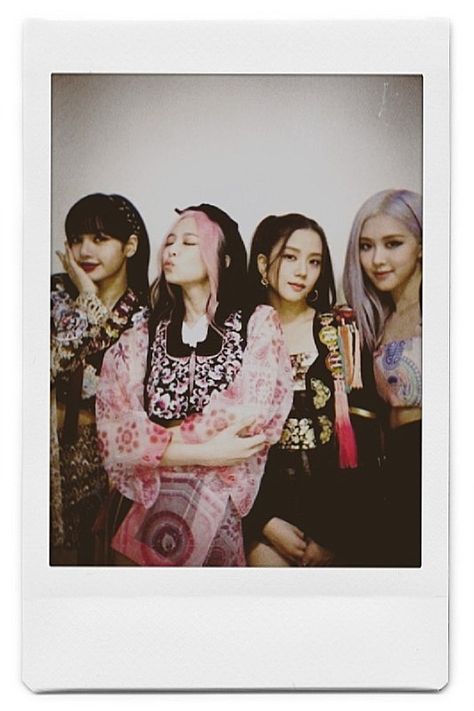 Blackpink Ot4 Polaroid, Blackpink Poloraid, Blackpink Polaroid Aesthetic, Kpop Polaroid Aesthetic, Blackpink Polaroid, Polaroid Kpop, Polaroid Aesthetic, Film Polaroid, Hello Kitty Imagenes