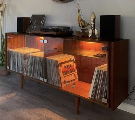 Hifi Tv Setup, Furniture For Vinyl Records, Vinyl Setup Ideas, Room Aesthetic Music, Record Collection Storage, Record Area, Low Tv Console, Vintage Record Player Cabinet, Record Player Setup