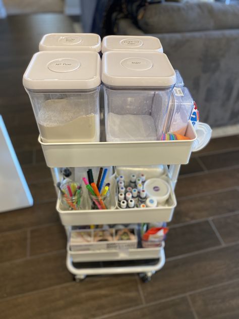 Cake Organization Storage, Cake Decorating Station, At Home Bakery Organization, Baking Organisation, Baking Cart, Bakery Organization, Bakers Pantry, Baking Tools Organization, Cookie Room