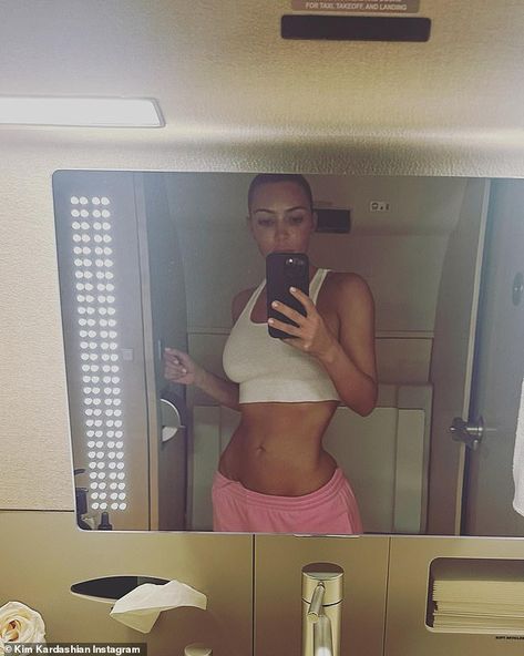 Kim Kardashian Selfie, Kim Kadarshian, Kim Kardashian Outfits, White Crop Top Tank, Kardashian Outfit, Jenner Family, Pink Sweatpants, Kim Kardashian Style, Chill Outfits