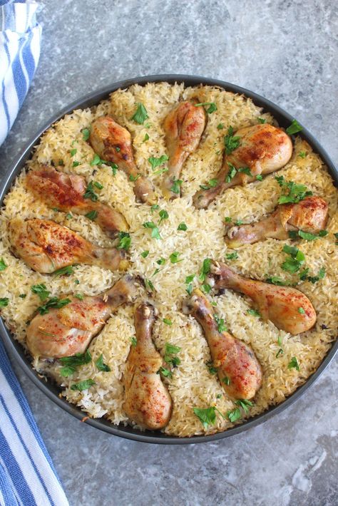 Chicken Drumsticks And Rice, Drumsticks And Rice, Baked Chicken Rice Casserole, Albanian Dishes, Baked Chicken Rice, Chicken Rice Bake, Comforting Food, Albanian Recipes, Rice Bake