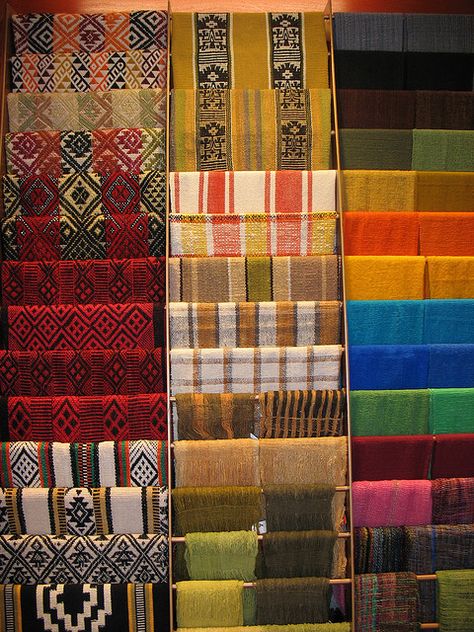 Mapuche Textiles by Jennabullis, via Flickr South American Textiles, Inkle Loom, Trophy Design, Textile Fiber Art, Linen Textile, Textile Patterns, Textile Design, Diy Fashion, Fabric Crafts