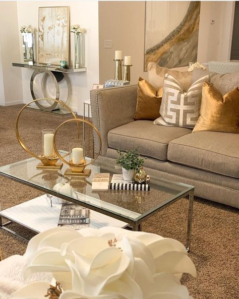 Silver And Gold Living Room Decor Ideas, Brown And Gold Living Room Decor, Gold Glam Living Room, Cream And Gold Living Room, Champagne Living Room, Silver Living Room, Gold Living Room Decor, Living Room Decor Neutral, Gold Living