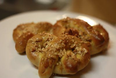 Almond crunch pretzels... Searched this out, because I so love the ones from Wetzels Pretzels Sweet Almond Pretzel Recipe, Almond Pretzel Recipe, Auntie Anne, Pretzel Bites Recipes, Auntie Annes, Pretzel Recipe, Baking Soda Bath, Almond Crunch, Homemade Pretzels