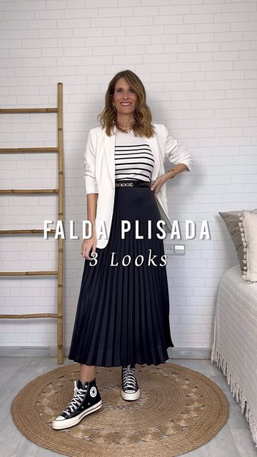 Midi Pleated Skirt Outfit, Pleated Skirt Outfit Work, All Star Outfits, Black Pleated Skirt Outfit, Plus Size Tutu, Midi Outfits, Fashion Advisor, Black Skirt Outfits, Pleated Skirt Outfit