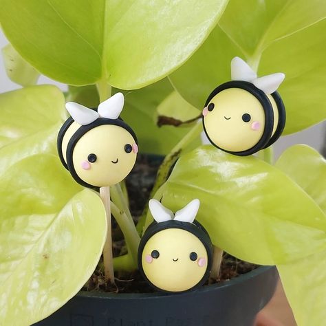 Bumble Bee Plant Pot Accessory Friend Pal House Plants - Etsy Polymer Clay Plant Pot Accessories, Bee Plant Pot, Clay Plant Decorations, Bee Clay Art, Clay Plant Accessories, Spring Clay Projects, Polymer Clay Planter, Polymer Clay Plant Stakes, Polymore Clay Ideas