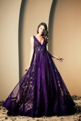 Violet flowy gown by Ziad Nakad 2013-2014 haute couture collection Purple Wedding Gown, Dark Purple Wedding, Sukienki Maksi, Mode Purple, Ziad Nakad, Purple Wedding Dress, Fashion Shades, Wedding Colors Purple, Purple Gowns