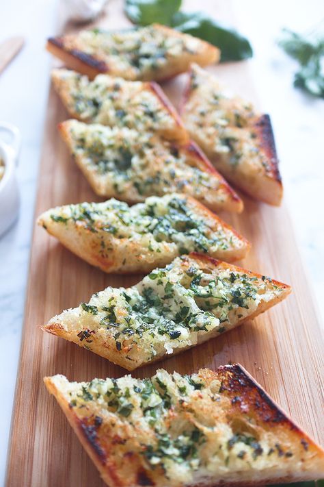 Restaurant Style Garlic Bread, Bread Biscuits, Homemade French Bread, Ina Garten Recipes, Garlic Bread Recipe, Comfort Food Recipes Dinners, Herb Butter, Dinner Is Served, Healthy Dinners