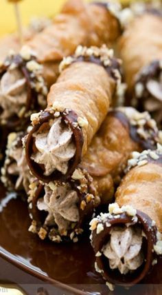 chestnut, chocolate and hazelnut cannoli Weight Watcher Desserts, Cannoli Recipe, Torte Cupcake, Low Carb Dessert, Eat Dessert First, Italian Desserts, Yummy Sweets, Cannoli, Eat Dessert