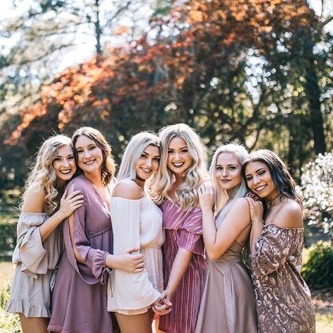 ∆ Pinterest tgsmallwood ∆ Savannah Photoshoot, Sorority Photoshoot, Prom Photography Poses, Group Photo Poses, Group Picture Poses, Prom Picture Poses, Homecoming Pictures, Party Fotos, Prom Photoshoot