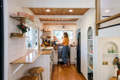 Living Big in a Tiny House - Stunning Tiny House Homestead In The Noosa Hinterland Chic Tiny House, Tiny Home Kitchen, Tiny Kitchens, Tiny House Inspiration, Tiny House Kitchen, Shed Homes, Big Design, Tiny Spaces, Tiny House Interior