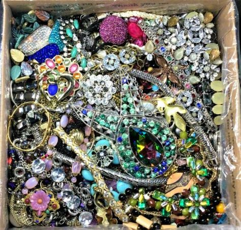 Jewelry Frames, Vintage Jewelry Repurposed, Brooch Art, Junk Jewelry, Vintage Jewelry Crafts, Diy Rhinestone, Dry Brush, Brooch Necklace, My Jewelry