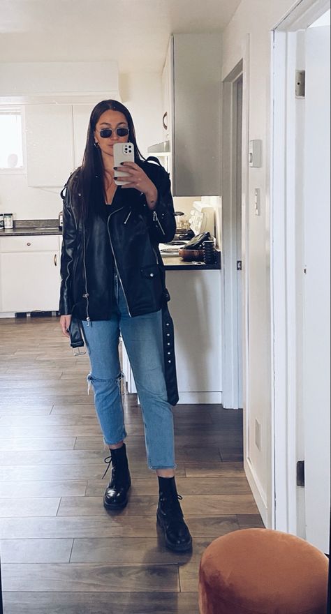 Zara Oversized Leather Jacket, Womens Leather Jacket Outfit, Jacket Outfit Women, Leather Jacket Outfits, Fall Fits, School Outfit, Ripped Jeans, Jacket Outfits, Blue Jeans