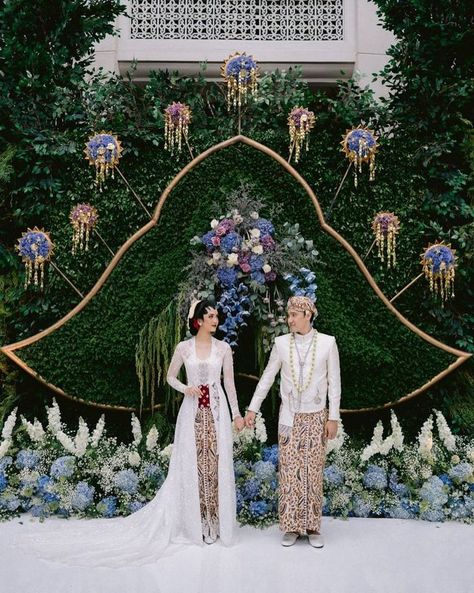 Unik sekali instalasi kembang goyang sebagai backdrop dekorasi pernikahan ini, ya?✨ Dengan warna-warna yang cerah, estetikanya semakin menonjolkan kebahagiaan kedua mempelai 😍 - Photo by venemapictures Decoration by suryodecor Make up by hepidavid Paes by ambarpaes_jakarta Attire by intanavantie.inav Stylist & Conceptor by behind.thevows Organizer by pranatacara Venue by sampoernastrategicsquare Traditional Javanese Wedding, Wedding Theme Design, Javanese Wedding, Kebaya Wedding, Wedding Event Dresses, Indonesian Wedding, Foto Wedding, Wedding Photoshoot Props, Dream Wedding Decorations