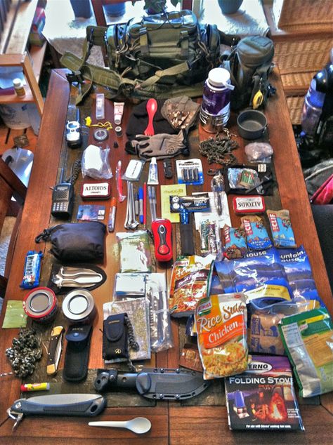 72-hour survival kits... Just incase a #Zombie #Apocalypse breaks out without you knowing! Echipament Tactic, Supraviețuire Camping, Collection Board, 72 Hour Kits, Camping Diy, Survival Bag, Military Armor, Emergency Preparation, Apocalypse Survival