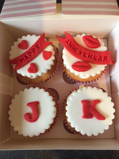 Anniversary Cupcakes For Him, Anniversary Cupcakes Ideas, Anniversary Cupcake Ideas, 1st Anniversary Cake, Anniversary Dessert, Anniversary Cupcakes, Brownie Packaging, French Dinner, Small Birthday Cakes