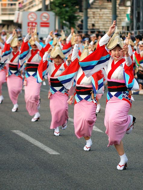 Awa-Odori-Folk-Dance-Festival-1 Festival Japan, Japan Tourist, Matsuri Festival, Japanese Festival, Kimono Japan, Tokushima, Japanese Lifestyle, World Dance, Shall We Dance