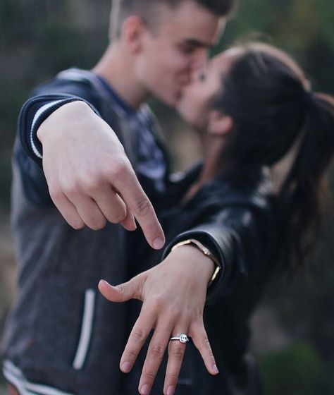 Proposal Ideas - Engagement Ring - Photo: Olivia Cechota Fun Engagement Photos Creative Hilarious, Engagement Announcement Photos, Proposal Photoshoot, Moissanite Engagement Ring White Gold, Photoshoot Outdoor, Cute Engagement Photos, Couple Engagement Pictures, Country Couples, Engagement Pic