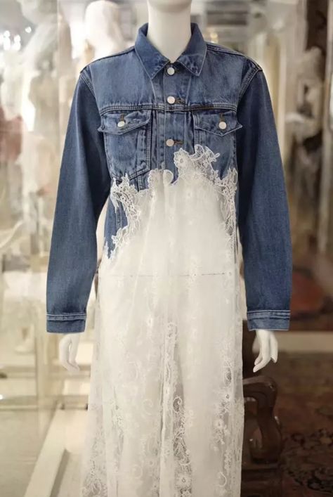 Embroidery Jeans Diy, Remake Clothes, Recycled Outfits, Skirt Patchwork, Patchwork Denim Jacket, Diy Denim Jacket, Cowgirl Style Outfits, Diy Jeans, Denim Coat Women